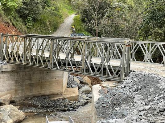 Ponte de treliça de aço durável com alcance de 6 a 60 metros de extensão Carga projetada HL93 Com deck de aço ou madeira e construção para reutilização múltipla